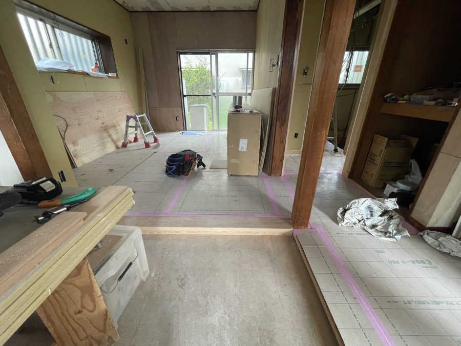 工事中の様子：無垢の床を張り、左側がキッチンが入ります