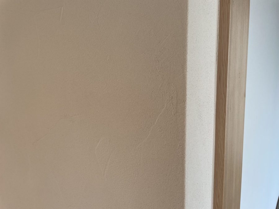LDKのみ湯布珪藻土を塗り、その他の部屋は珪藻土に似たナチュラルな壁紙に