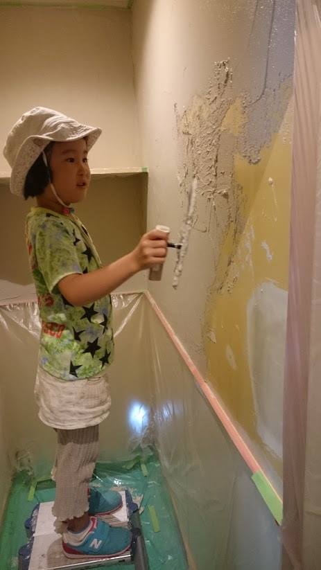 壁は数か所お子様も一緒に湯布珪藻土を塗る体験を