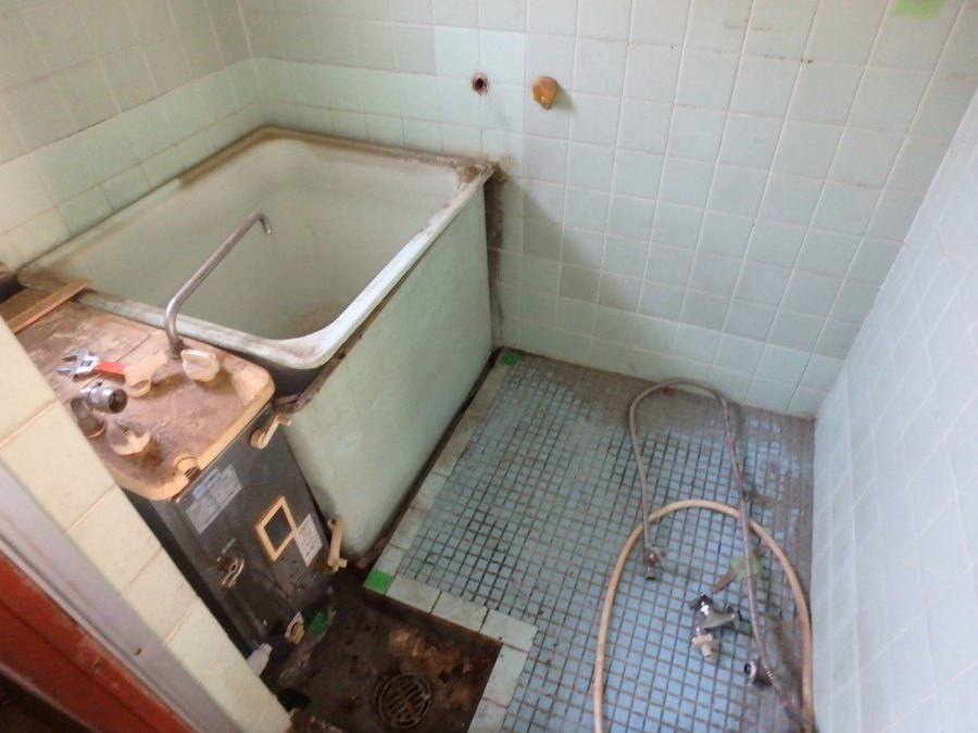解体前の浴室の様子。バランス釜が大きいので浴槽が小さく、タイル敷きの為足元も寒い