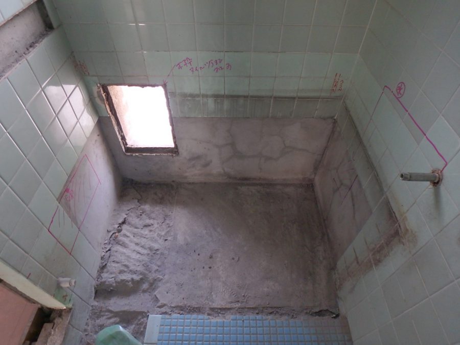 解体後の浴室の様子。この奥の穴に新しい給湯器を設置