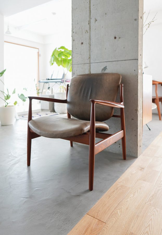 椅子が16脚もあるというA様邸　フィン・ユールのイージーチェア・FD136「フィン・ユールの作品は彫刻的な美しさを感じます。一番惹かれますね」とA様