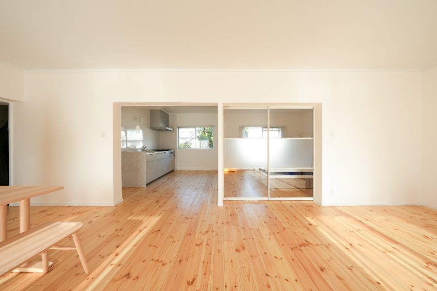 扉も既製の白枠×透明パネルのものや、白の鏡面パネルのものを採用。天井と床がつながって広く見える