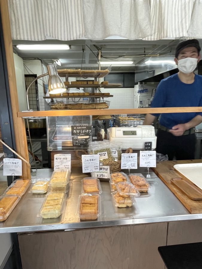 つむじ市でもお世話になる豊島屋豆腐さん。厨房奥の揚げ物の棚もすごい！