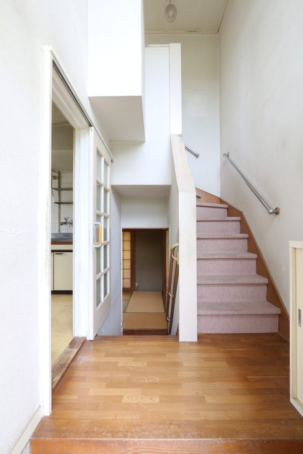 和室への階段は塞ぎ、新規LDKの中に取り込まれます　正面に可動棚が設置されます　階段は板張りに（訂正前）→階段はLDKに取り込まれます　階段は板張りに（訂正後）