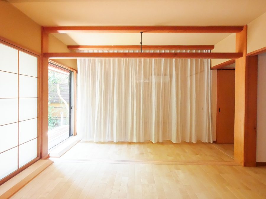 1 階の寝室になる部分は御簾の様なイメージのカーテンで来客の際、圧迫感が無く緩やかに仕切るようにご提案。