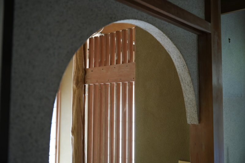 和室のアーチ型の入口もそのまま活用。