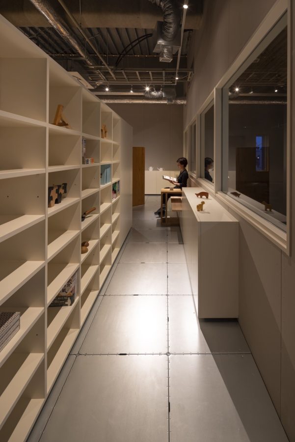 奥に配置された図書スペースは、多摩に関する本だけでなく、幅広いジャンルの本が収められている。一人用のデスク“机箱”では集中して読書を楽しめる。