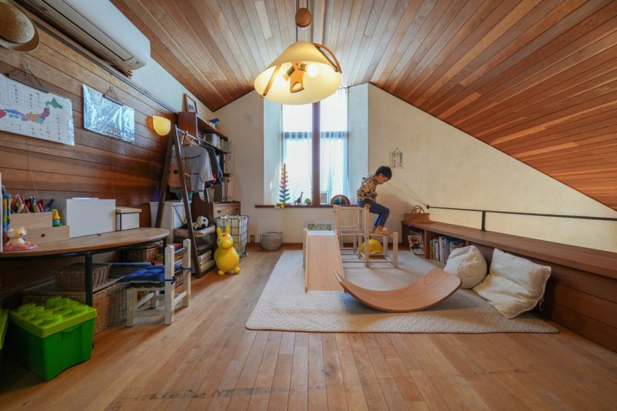 屋根裏のようなワクワク感と、リビングの気配が感じられる安心感が同居するロフト空間は子ども部屋にぴったり。