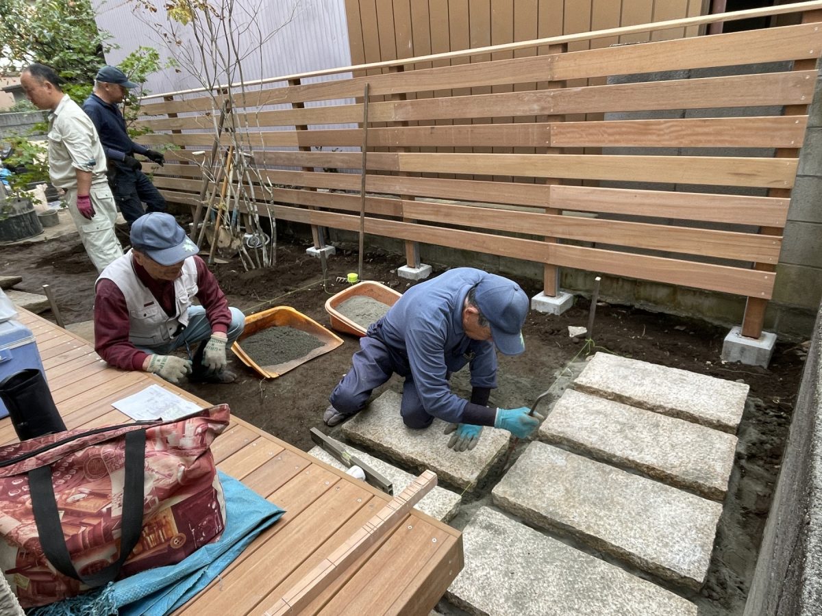 水糸と水平器と川砂と空練モルタルで石を決めていきます