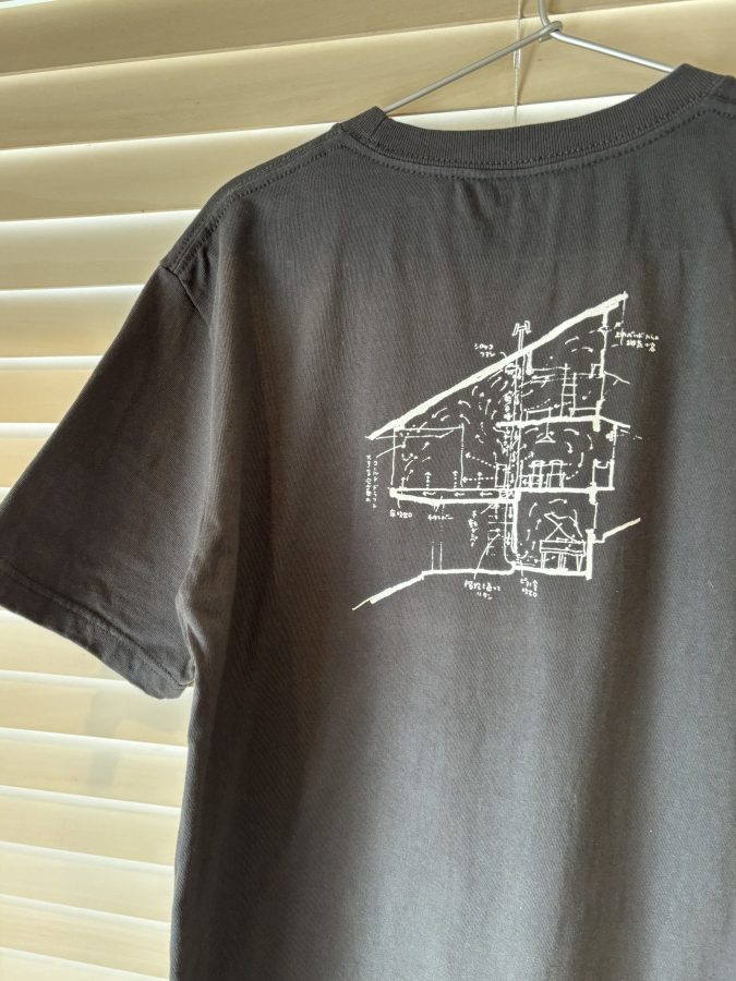 相羽建設で製作している建築家 Tシャツ。こちらは奥村氏のラフスケッチ（ストーブで温めた空気を床暖房に利用した様子）をバックプリントに。お気に入りの一枚です。