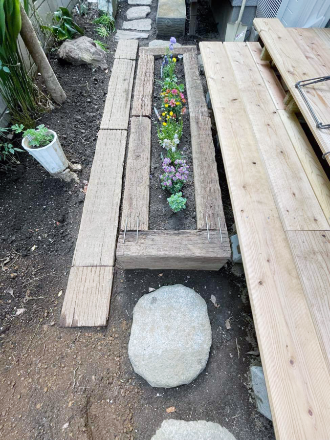 枕木で、花壇とメンテナンス用の小道をつくりました。お花に詳しい奥様、お花とハーブを花壇に