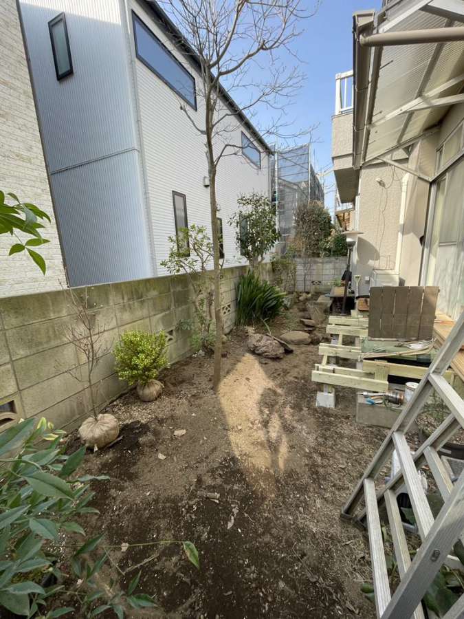 造園はプロに、大工仕事をご主人が担当