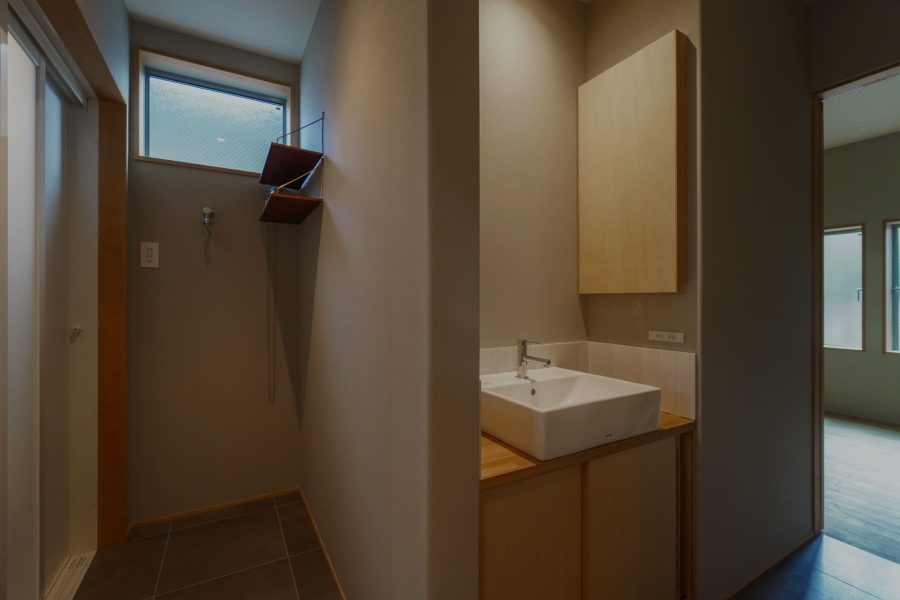 水廻りを抜けた先に、将来的に寝室として使える空間へとつながる動線を確保しました。 暮らしの変化にも対応できる、柔軟な間取りとしています。 閉塞感を軽減し、空間全体に光と風が通るよう配慮しました。
