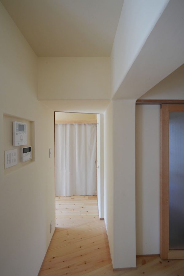 スリッパの場所を確保するため、居室の入り口を一歩斜めにセットバック！フローリングも斜め貼りに。