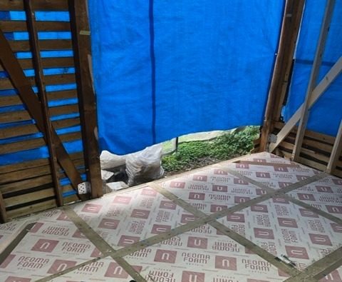 足元に冷気が伝わらないように断熱材を敷いていきます。