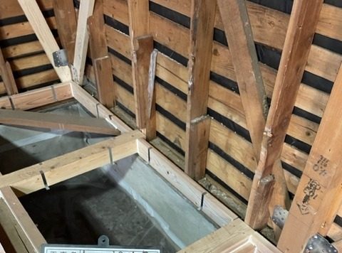 土のままで湿気が上がってくるので防湿シートを貼ります。