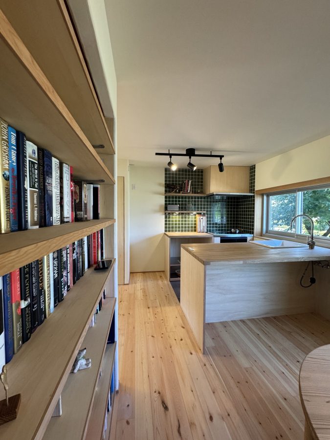 英語の装丁の本がさりげなく置かれることで、まるで外国のお部屋にいるような雰囲気に。空間がよりおしゃれで心地よいものになっていました。
