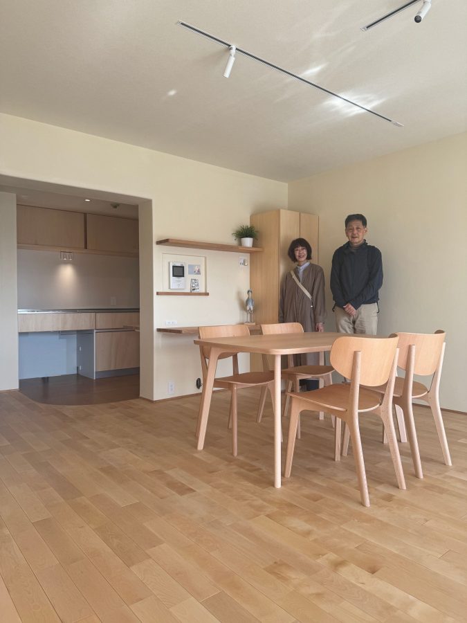 約三カ月の工事期間を経て、クリーニングが完了しました。 先日はお引渡し前の立ち合い検査を行い、無事にお引渡しを迎えられそうでほっとしています。 お施主様のU様とご一緒に。