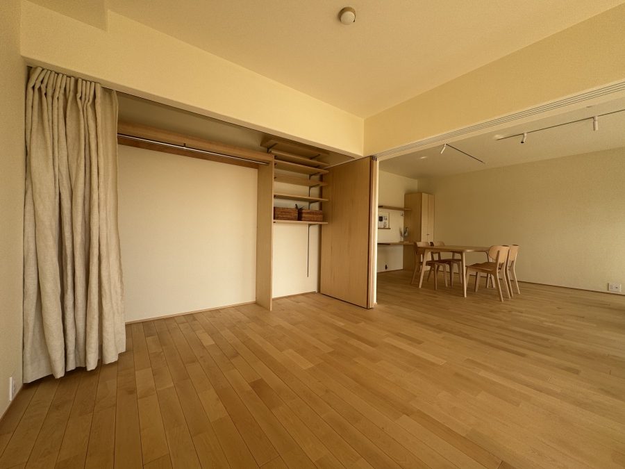 クローゼットは、麻のカーテンでふんわりと目隠し。素材の風合いが空間にやさしい印象を添えます。