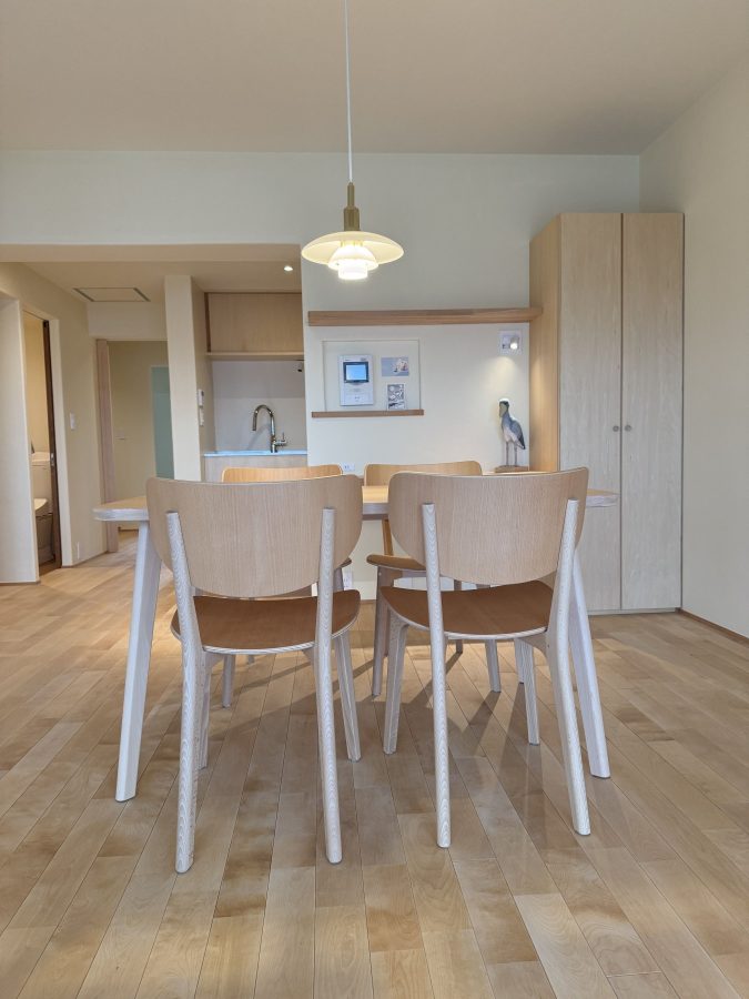 「モデルハウスみたいですね」。 ご主人がぽつりとこぼしたひと言でした。  整いすぎず、でもどこか凛とした空気の漂うダイニング。 木のトーンをそろえた家具と建具、やわらかく広がる光。 そしてテーブルの上には、ルイスポールセンの PH 3/2。 静かな時間をやさしく包み込む明かりです。