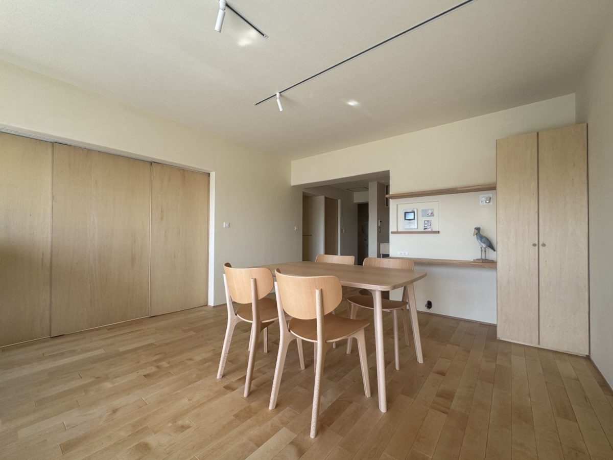 栗林さんが選んでくださった、テーブル・チェア。 マルニ木工のHIROSHIMAのテーブルと、同コレクションRoundishのチェアです。他の造作カウンターも合わせて全体的に色味を揃えました。