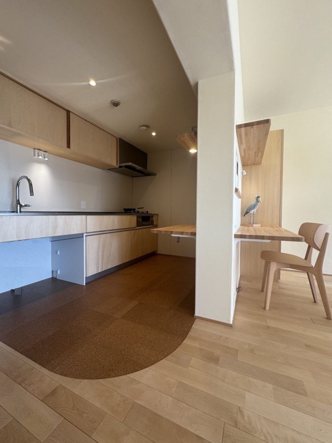 「Bue の家」の Bue （ブエ）は、北欧語で曲線・アーチの意味があり、床は無垢フローリングとコルクとの境をR加⼯にし、壁はコーナーにRを施した珪藻⼟仕上げになってます。