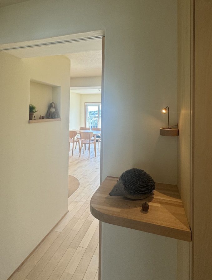 ご主人が紙粘土で作られたハリネズミを、手づくりの真鍮製スポットライトがやさしく照らします。