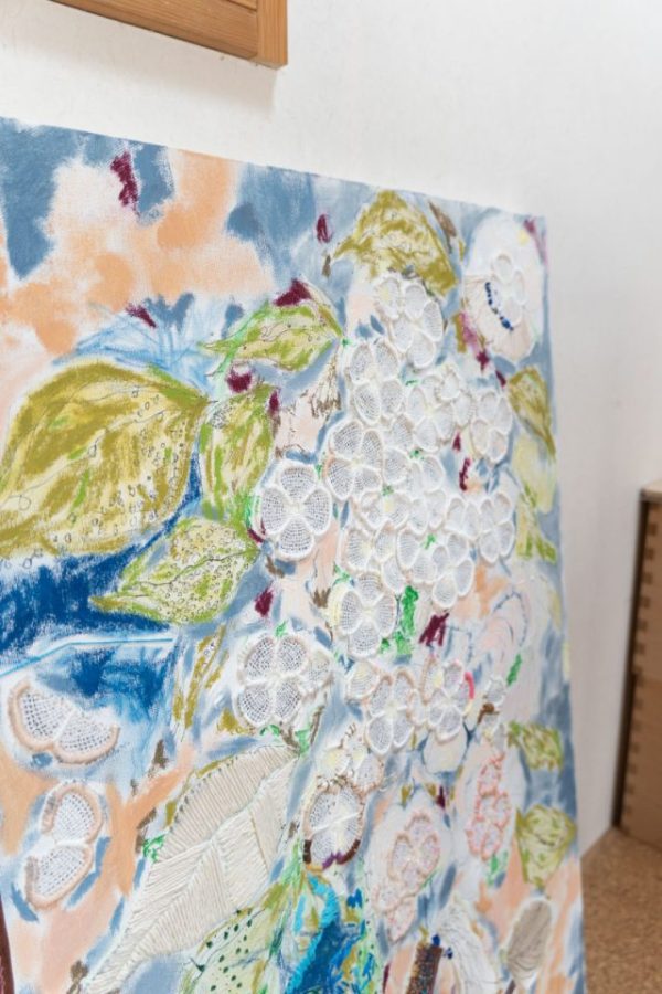 奥様（アーティスト名：キジマ真紀）の作品。絵画に刺繍、テキスタイルを取り入れた繊細な作品がアトリエ、空間を彩ります 一室空間の2階に対して、1階には寝室や書斎など家族それぞれの居場所が配置されています。かつて子ども部