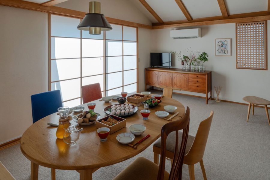 障子と絨毯が彩る、光あふれるモダンな家