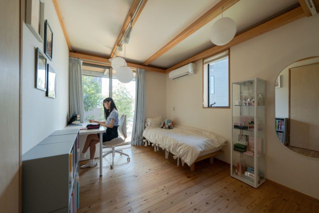 窓いっぱいに庭の緑が広がる、明るい娘さんのお部屋