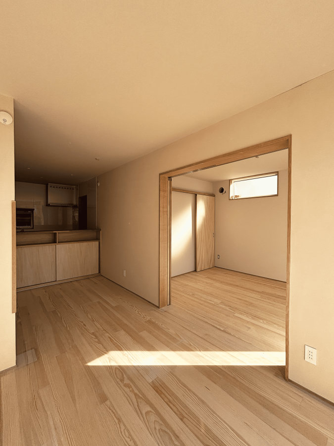 リビングよりキッチンを見る