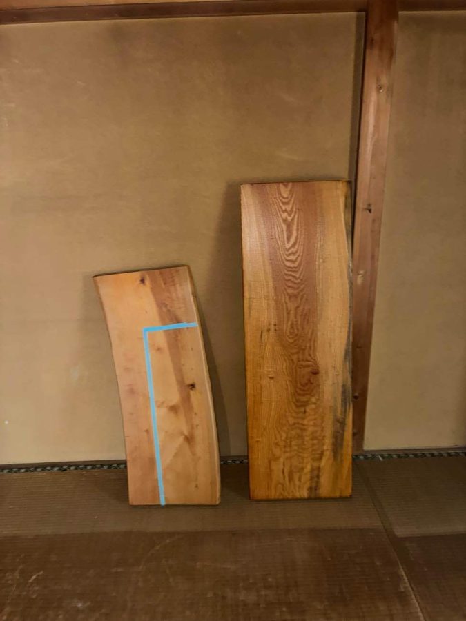 ご主人様が一目ぼれされた一枚の板。 「いつか、どこかで使おう」と大切に保管されていたその板材を、 今回の計画でカウンター材とキッチンの棚板として仕立てました。  長い時間を経て、ようやく居場所を見つけた木。 暮らしの中で毎日手に触れ、目に入る場所で、 この家の一部となりました。