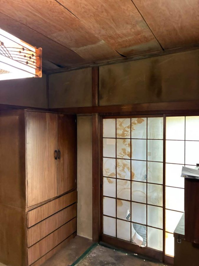 1階天井からの雨漏りを改善するため、 バルコニーを撤去し、屋根の補修を行いました。  雨仕舞いを見直すことで、 これから先も安心して暮らせる住まいへと整えています。