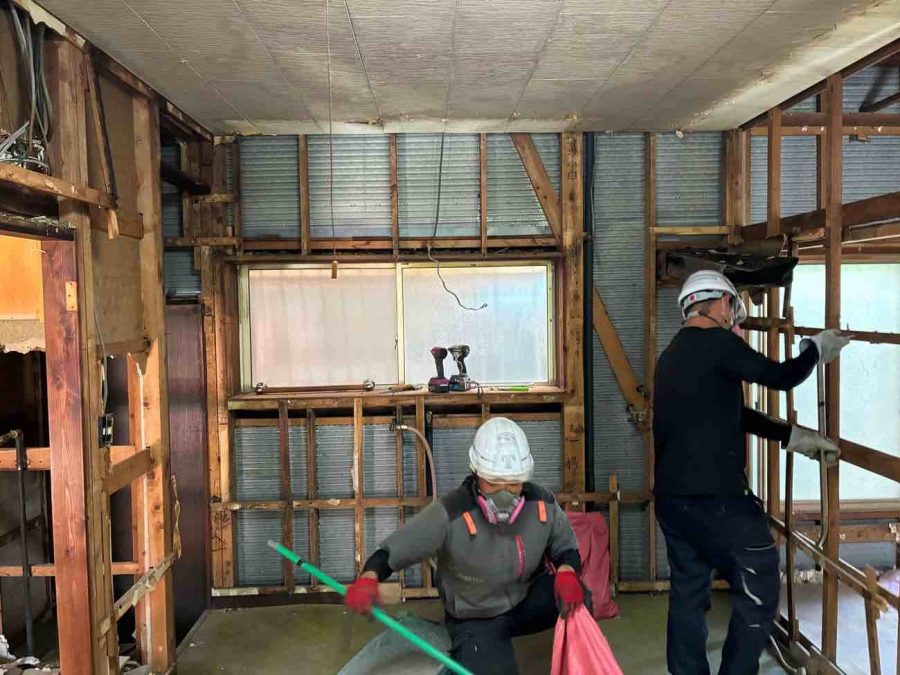 改修工事は、重機を使わず、手作業で一つひとつ壊していきます。 建物の状態を確かめながら、残すものと直すものを見極めるための大切な工程です。