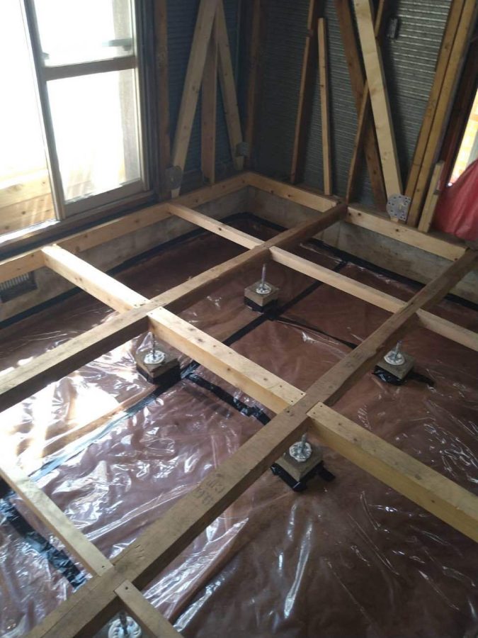 解体した床下には、湿気対策のために防湿シートを貼ります。床がポコポコ・ベコベコと沈む原因は、主に床下湿気による木材の腐食、シロアリ被害、経年劣化によります。放置すると床が抜ける場合もありますので、ご相談ください。