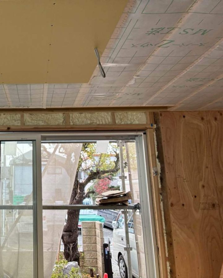 天井裏の断熱材には、新聞の古紙を再生した セルロースファイバーを使用しています。  調湿性や防音性にも優れた素材で、 住まいの条件や目的に合わせて、断熱材も一つひとつ選定しています。