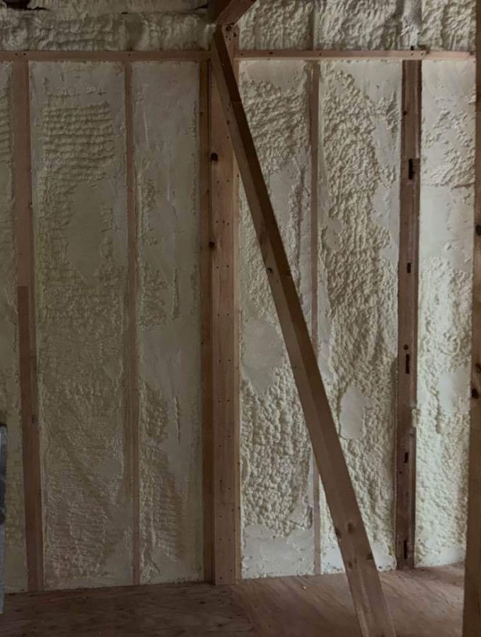 壁の断熱材として発泡ウレタンを使用。建物のエネルギー効率を高めるために使用されます。 優れた断熱性、防音効果、高い気密性を持つことが特徴です。