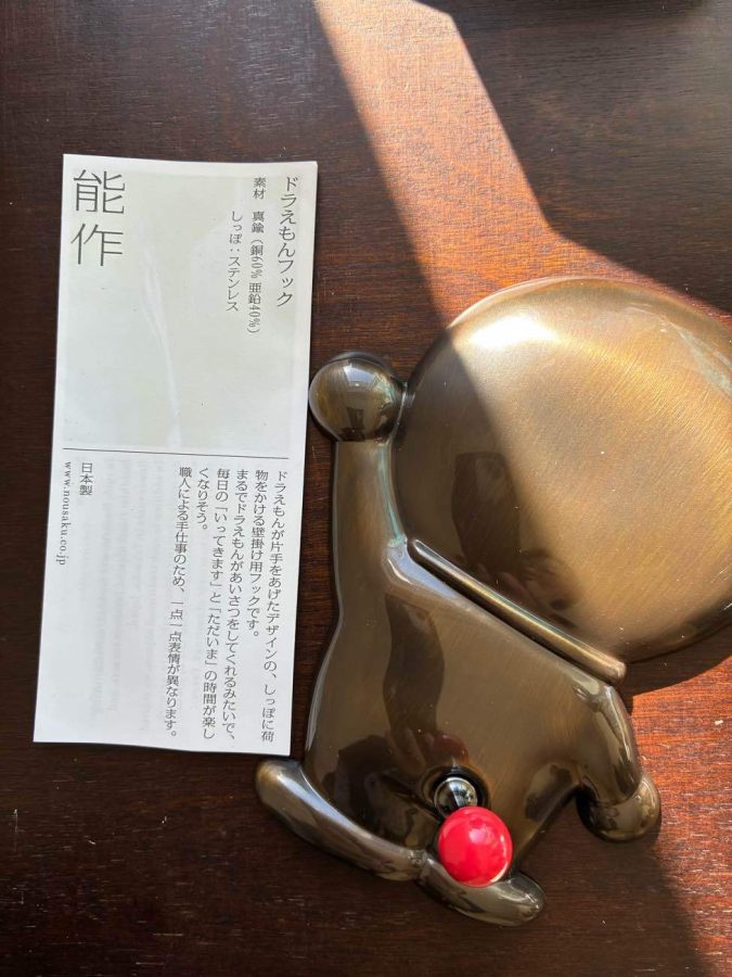 「能作 ドラえもんフック」。 気に入って購入されたものの、これまで使う場所が見つからずにいました。  今回は打合せの段階から設置場所を決め、 ようやく暮らしの中で活躍することになりました。