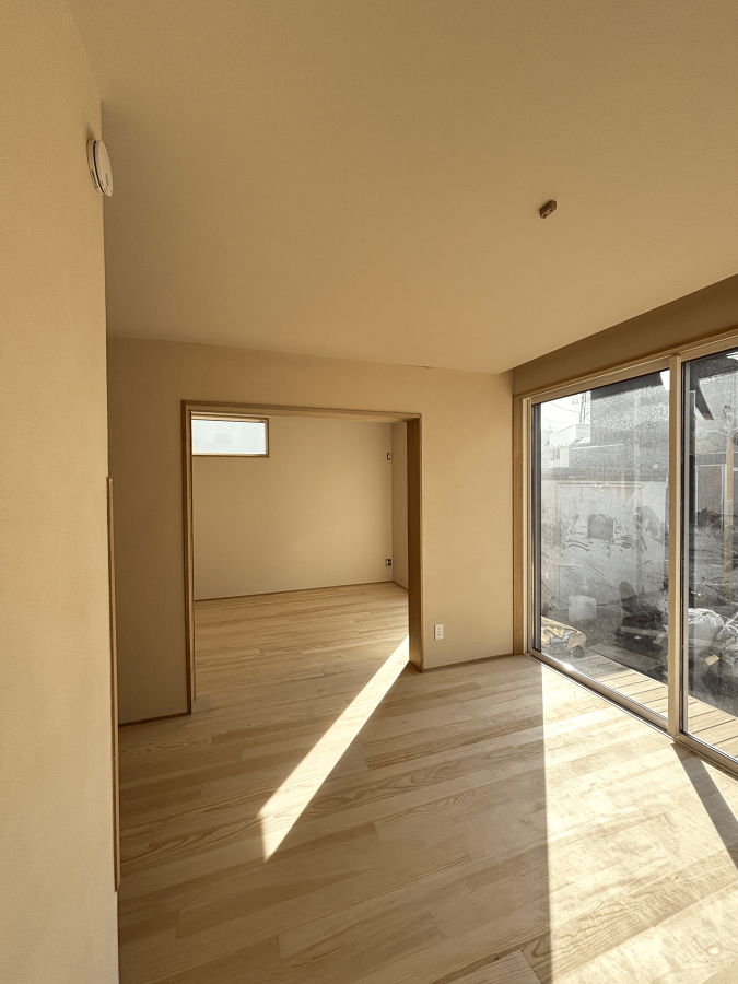 リビングより庭を見る