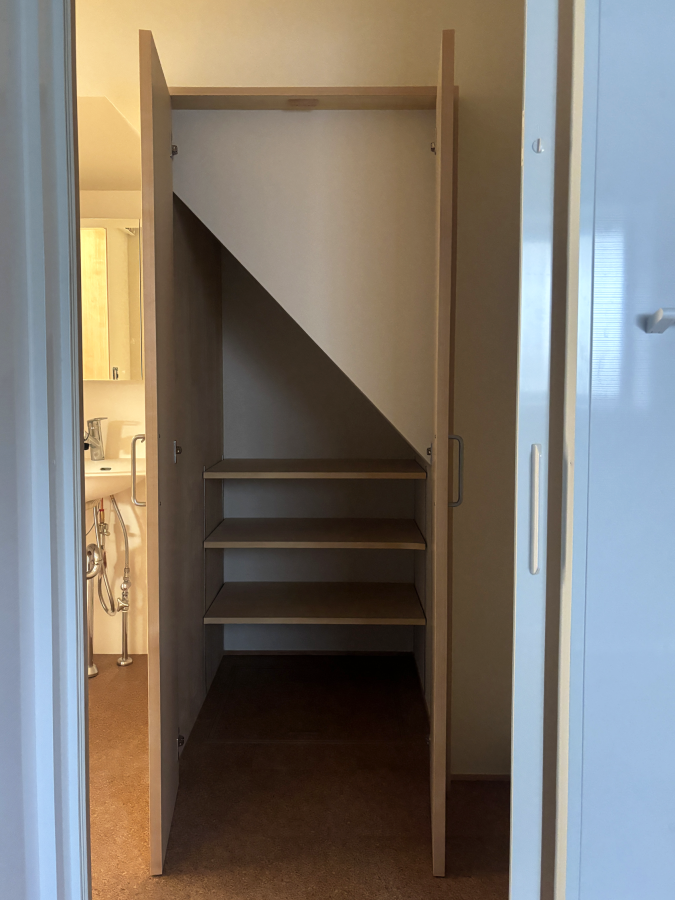 階段下に位置する洗面室の収納