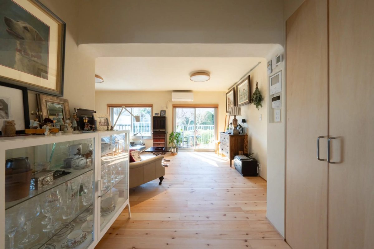 窓からたっぷり差し込む陽の光が空間を照らします