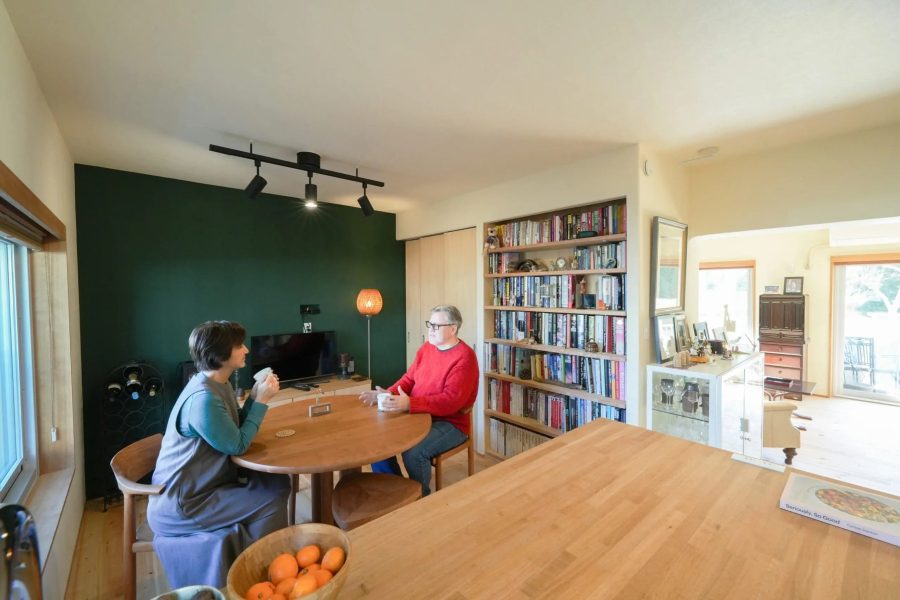 ご主人が選んだIrish greenのアクセントウォールとタイルが散りばめられたダイニングキッチン