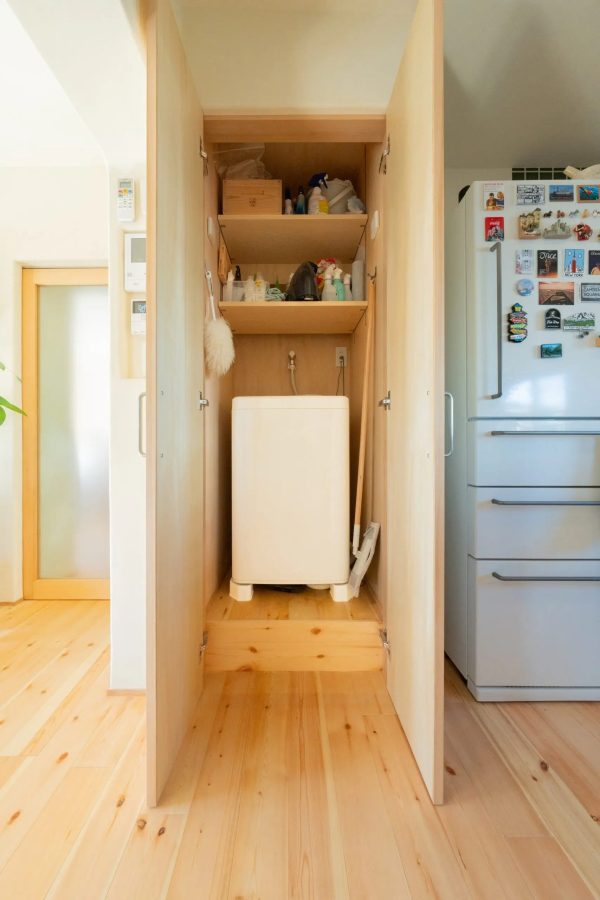 洗濯機を扉で隠してキッチン横に配置することで、家事動線が良くなり、洗面所のスペースの確保にも繋がります