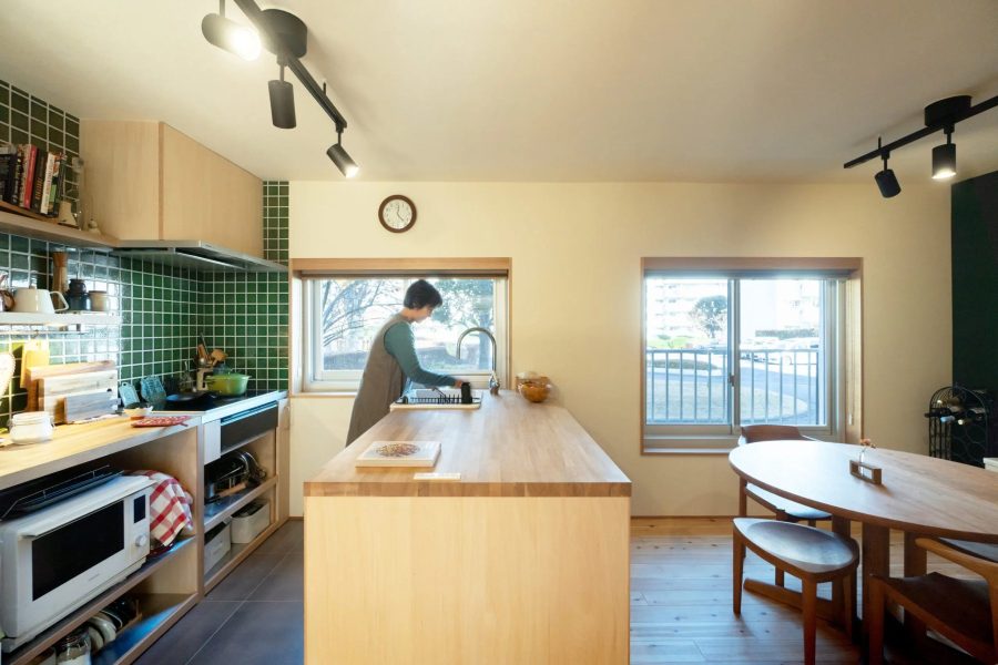 壁を少し厚く設計し、その中に配管を横から通すという工夫で、シンクをカウンター側に設置するレイアウトを実現