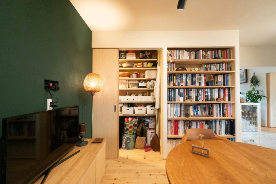 パントリーと本棚の収納も充実